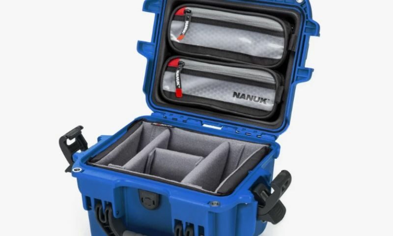 Valise Nanuk ouverte avec compartiments et de couleur bleue