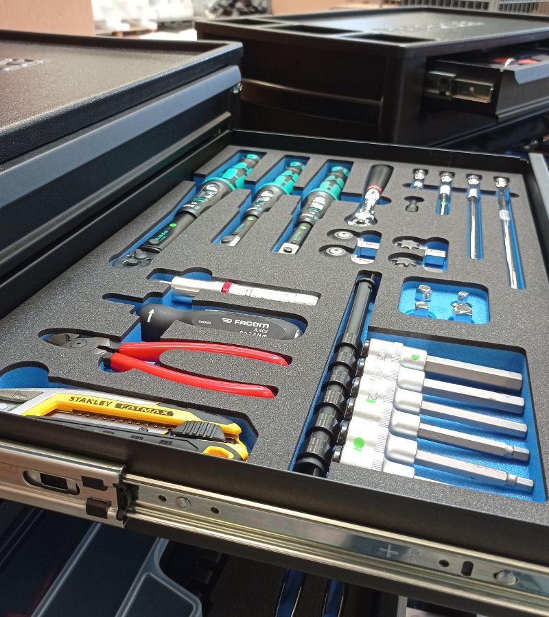 Mousse prédécoupée pour caisse à outils : le tiroire est ouvert et on l'on voit les outils dans leur emplacement